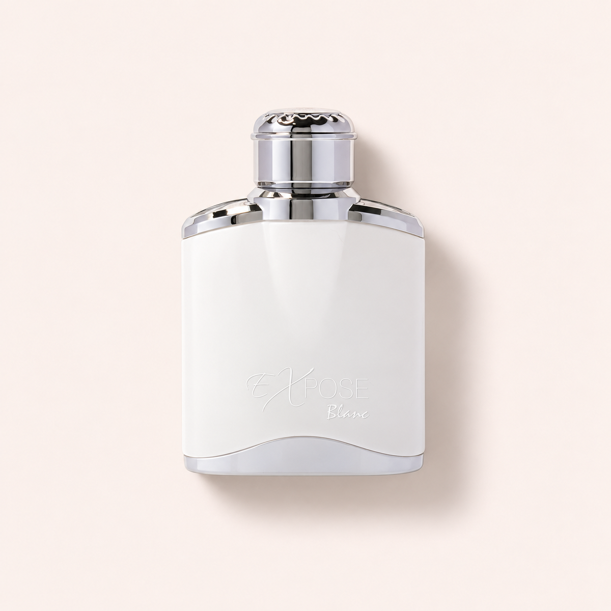 Maison Alhambra Expose Blanc 100 ml – flakon parfému, pohled shora na béžovém pozadí – MrRizz