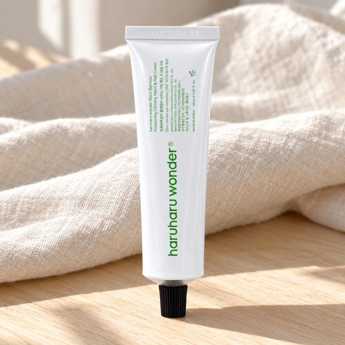 HaruHaru Wonder Black Bamboo Nourishing Calming Hand & Nail Cream 50 ml – atmosférická fotografie – MrRizz