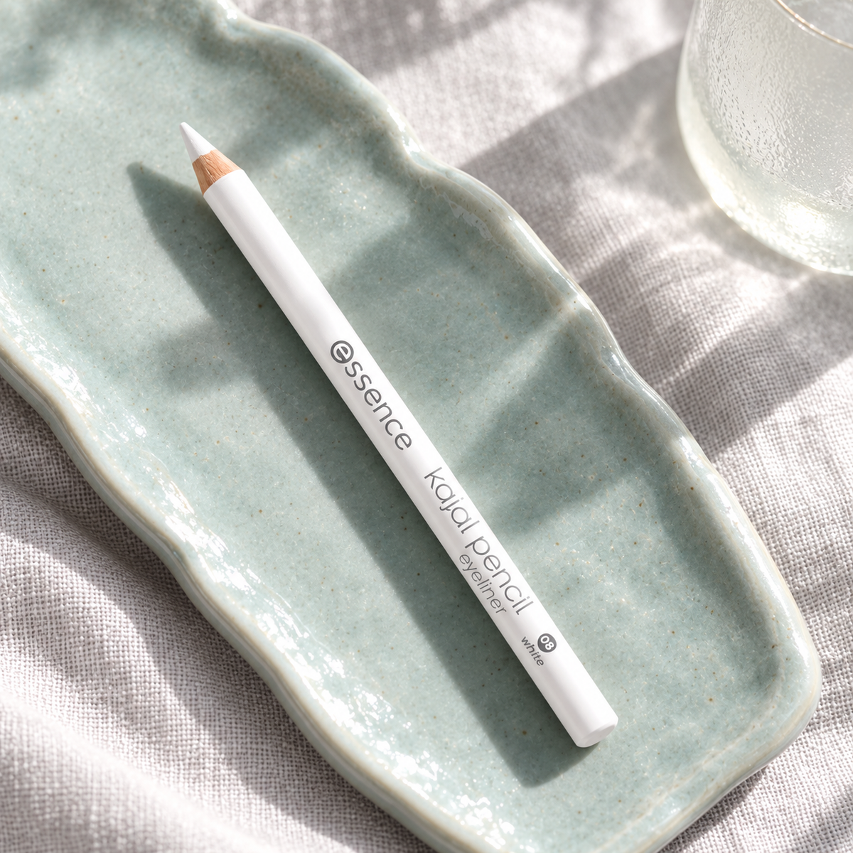Essence Kajal Pencil 1 ml – atmosférická fotografie – MrRizz